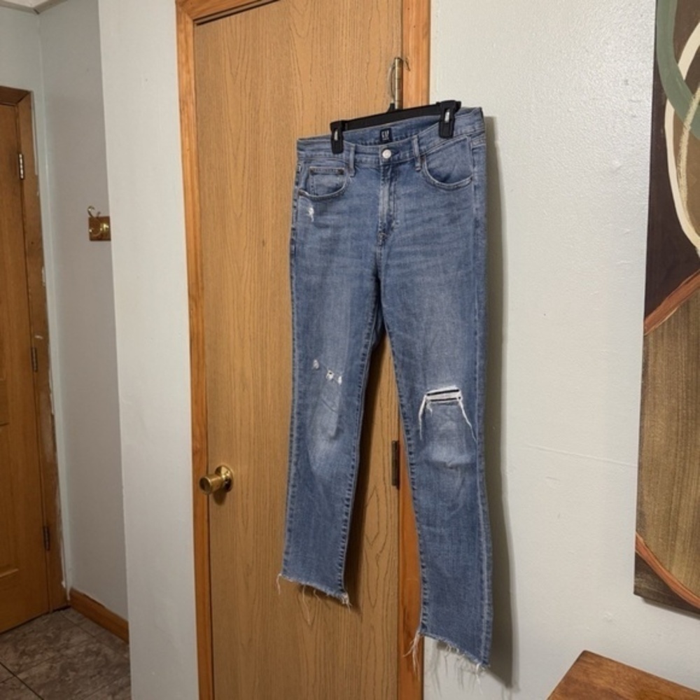 Gap "Girlfriend" Size 6/28 Medium Wash High-Rise Distressed Jeans w/Raw Hem